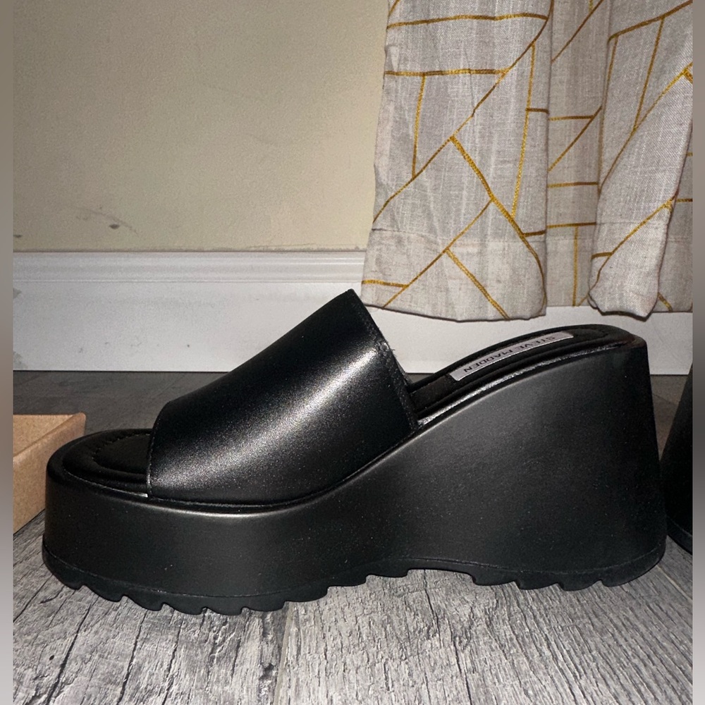 NIB Steve Madden Pepe 30 sz 7 in black leather.